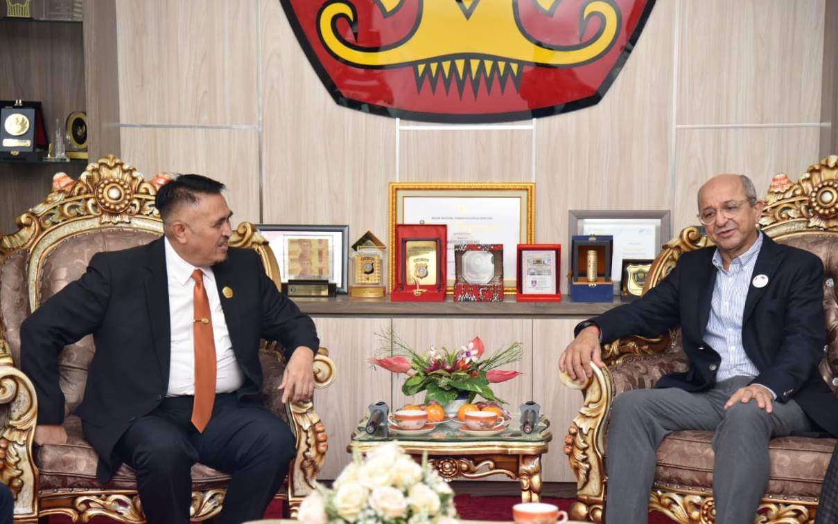 Rektor Untad Prof. Dr. Ir. Amar, ST.,MT (kiri) saat menerima kunjungan Duta Besar Maroko untuk Indonesia, H E Ouadia Benabdellah (kanan), di Gedung Rektorat, Sabtu (3/9/2023). Foto: Humas