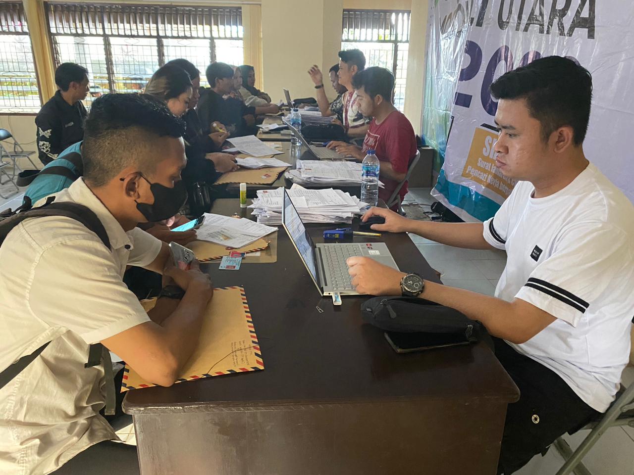 Suasana Job Fair yang dilaksanakan PT GNI di Kantor Dinas Tenaga Kerja dan Transmigrasi (Nakertrans) Kabupaten Morowali Utara. FOTO: IST