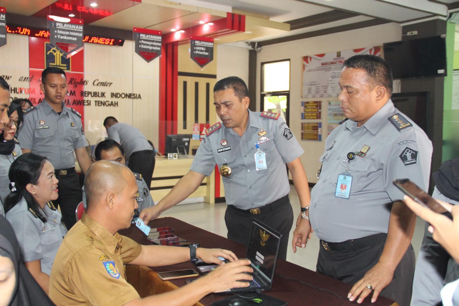 FOTO : Kegiatan Aktivasi IKD oleh Kemernkumham Sulteng bekerja sama Disdukcapil Kota Palu, Senin (4/9/2023). FOTO : IST