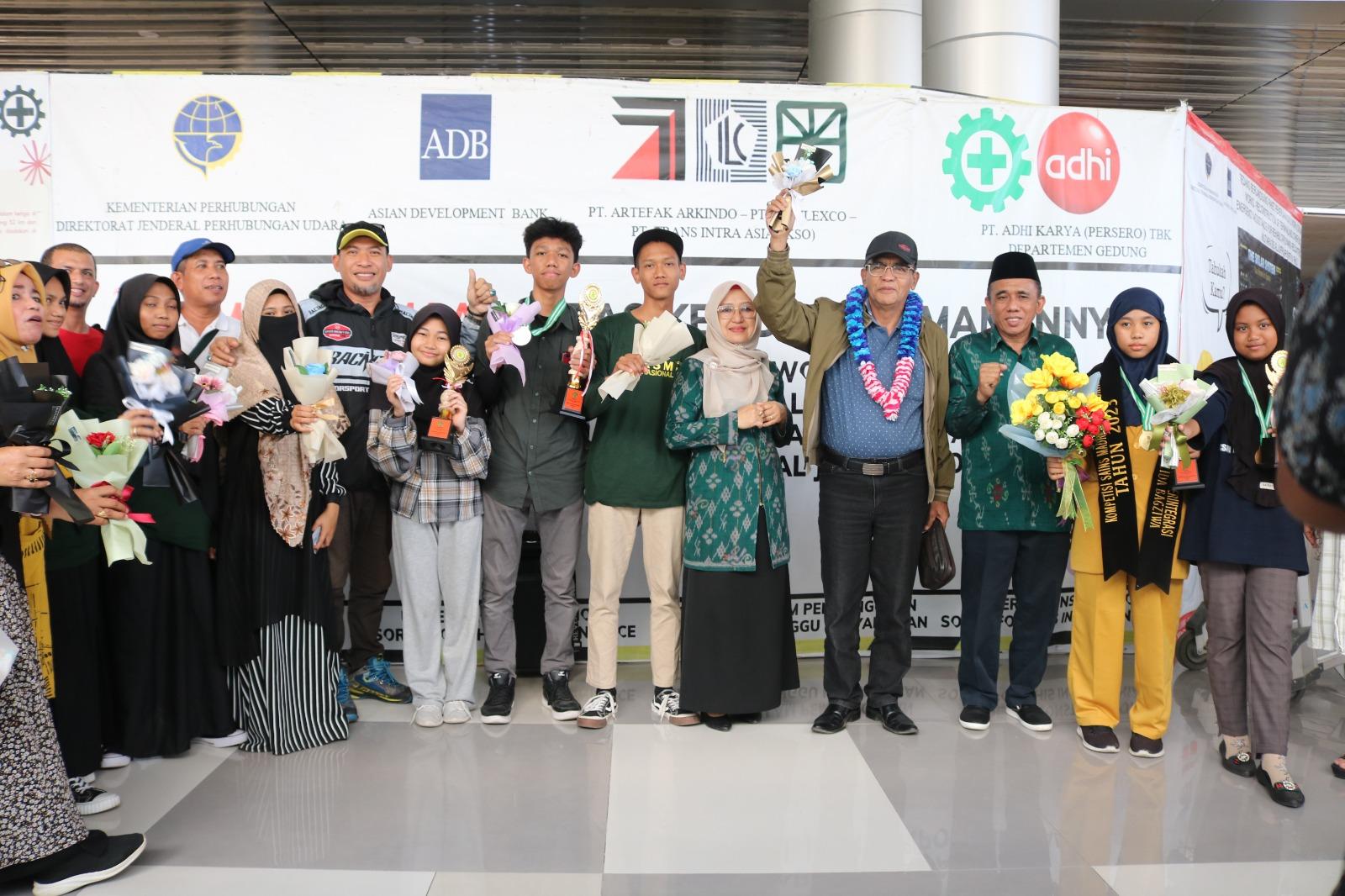 FOTO: Kontingen Sulteng KSM 2023 disambut saat tiba di Bandara Mutiara SIS Aljufrie Palu, Kamis (7/9/2023). FOTO: IST