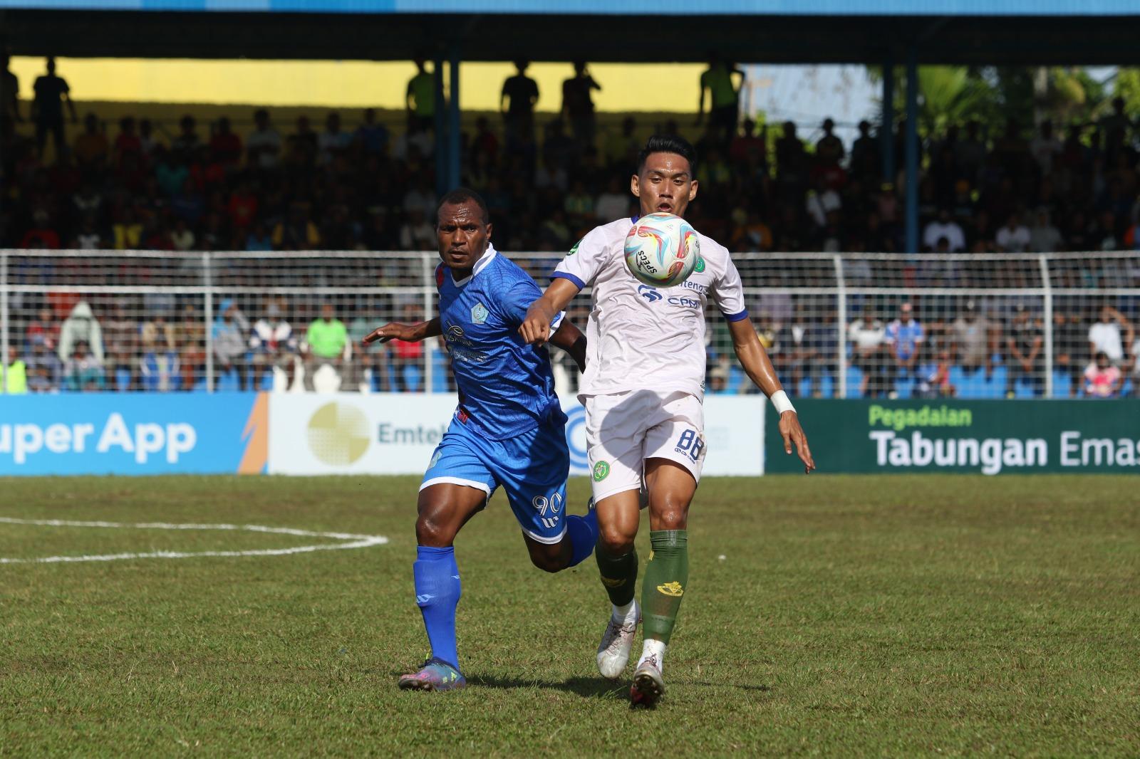 Striker Persipal BU Irvan Mofu berhasil mencetak gol ke gawang PSBS Biak di Stadion Cenderawasih, jumat (22/9/2023). Foto: Medof PSBS Biak