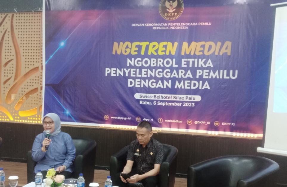 Anggota DKPP Ratna Dewi Pettalolo menjadi narasumber dalam kegiatan Ngetren Media (ngobrol etika penyelenggara pemilu dengan media) di Kota Palu, Rabu (6/9/2023). Foto: Irwan