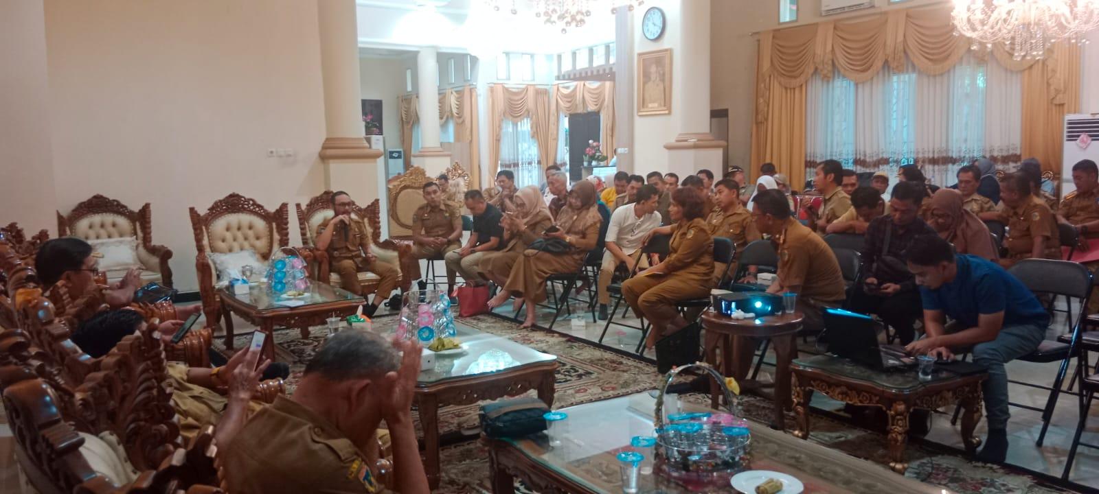 Rapat persiapan pelaksanaan iven olahraga di rumah jabatan Bupati Parigi Moutong, Selasa (5/9/2023). FOTO: Dinas Kominfo Parigi Moutong.