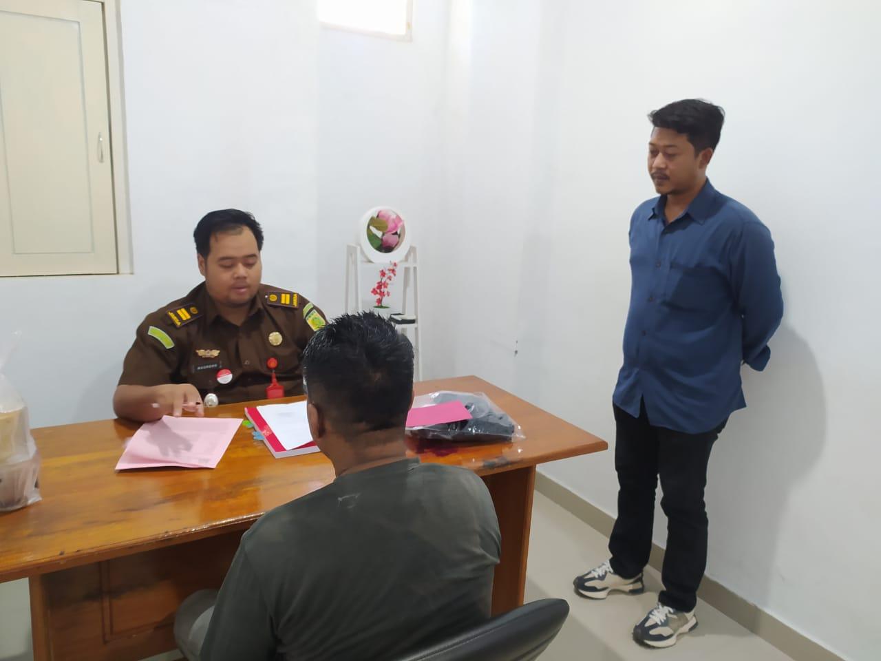 Penyidik Satresnarkoba Polres Banggai saat melimpahkan perkara narkoba dengan tersangka inisial ZA alias Inal (39) ke Kejari Banggai, Rabu (6/9/2023). FOTO: DOK POLRES BANGGAI