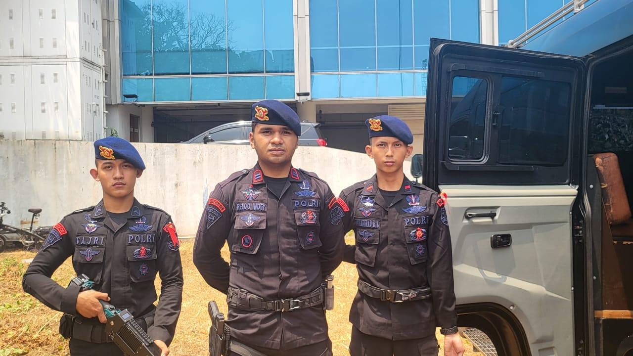 Tiga personel Brimob Polri saat berjaga-jaga di area Konferensi Tingkat Tinggi (KTT) ASEAN ke-43 di Jakarta. FOTO: DOK POLRI