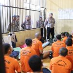 Kasubbid Provos Bid Propam Polda Sulteng, Kompol Awaluddin Rahman beserta jajarannya saat melihat kondisi tahanan di Mapolres Banggai, Senin (25/9/2023). FOTO: HUMAS POLRES BANGGAI