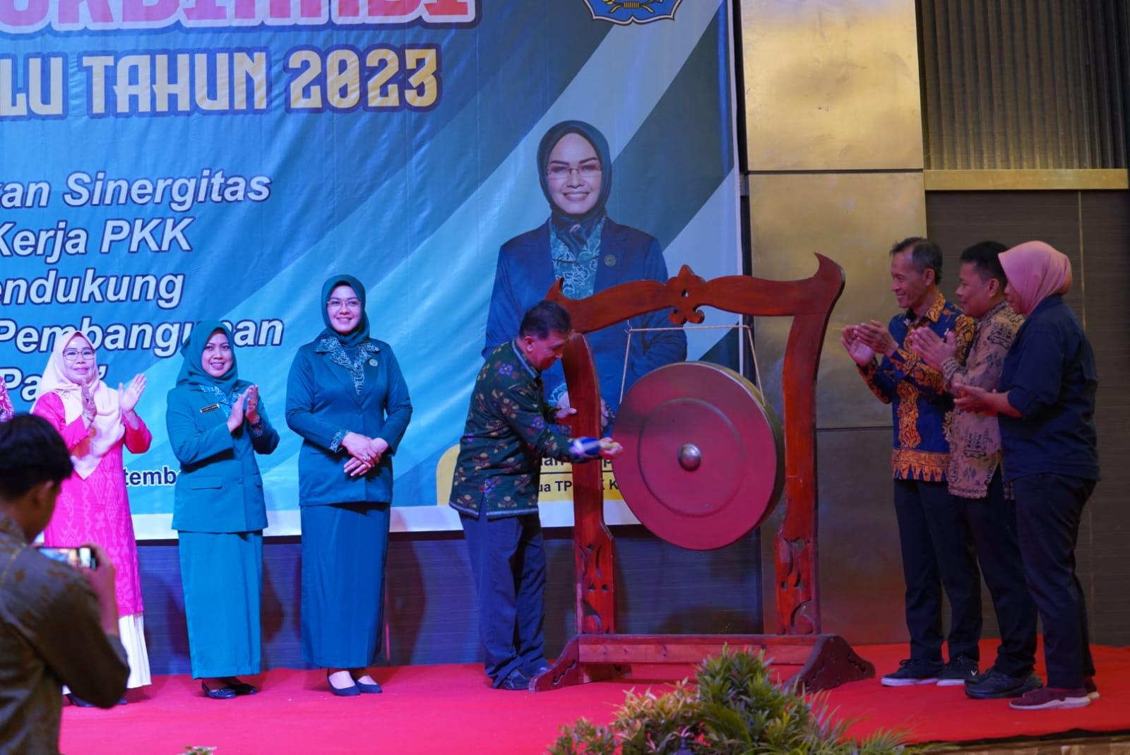 FOTO: Asisten Bidang Administrasi Umum Setda Kota Palu, Imran Lataha, memukul gong, menandakan pembukaan rakon TP-PKK Kota Palu 2023 di salah satu hotel di Kota Palu, Kamis (7/9/2023). FOTO: IST