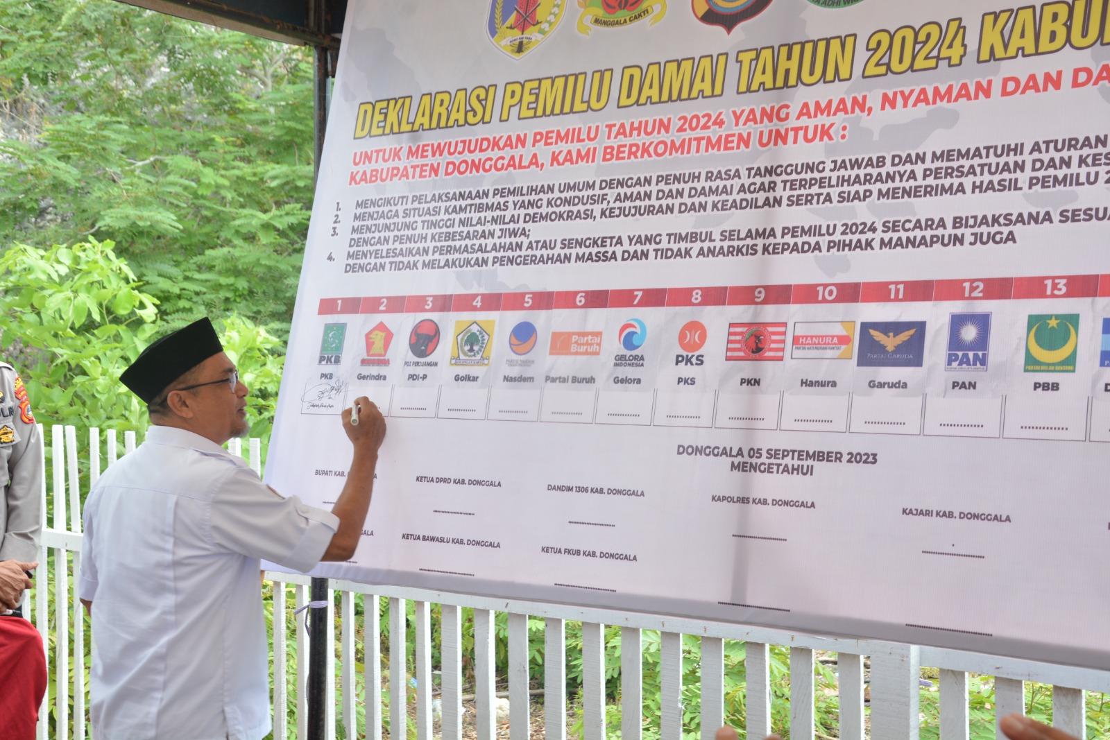 Penandatanganan deklarasi Pemilu damai 2024 oleh salah satu parpol peserta Pemilu pada Selasa (5/9/2023). FOTO: ISTIMEWA