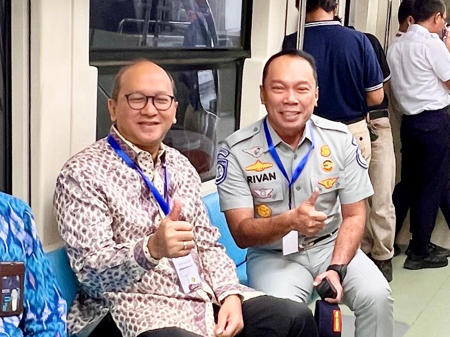 Wakil Menteri BUMN Rosan Roeslani bersama Direktur Utama Jasa Raharja Rivan A. Purwantono saat menjajaki LRT Jabodebek. Foto: Humas