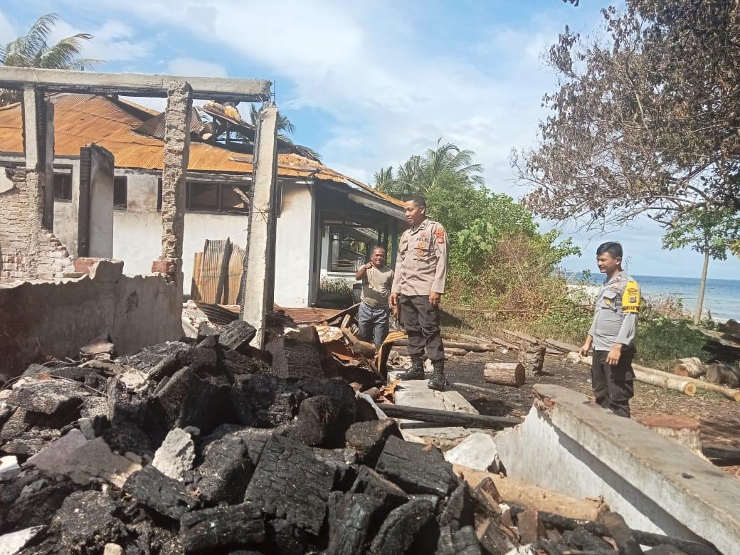 Aparat Polsek Lamala saat berada di lokasi bangunan rumah kebakaran di Desa Sulubombong, Kecamatan Mantoh, Kabupaten Banggai, Kamis (24/8/2023). FOTO: DOK POLSEK LAMALA