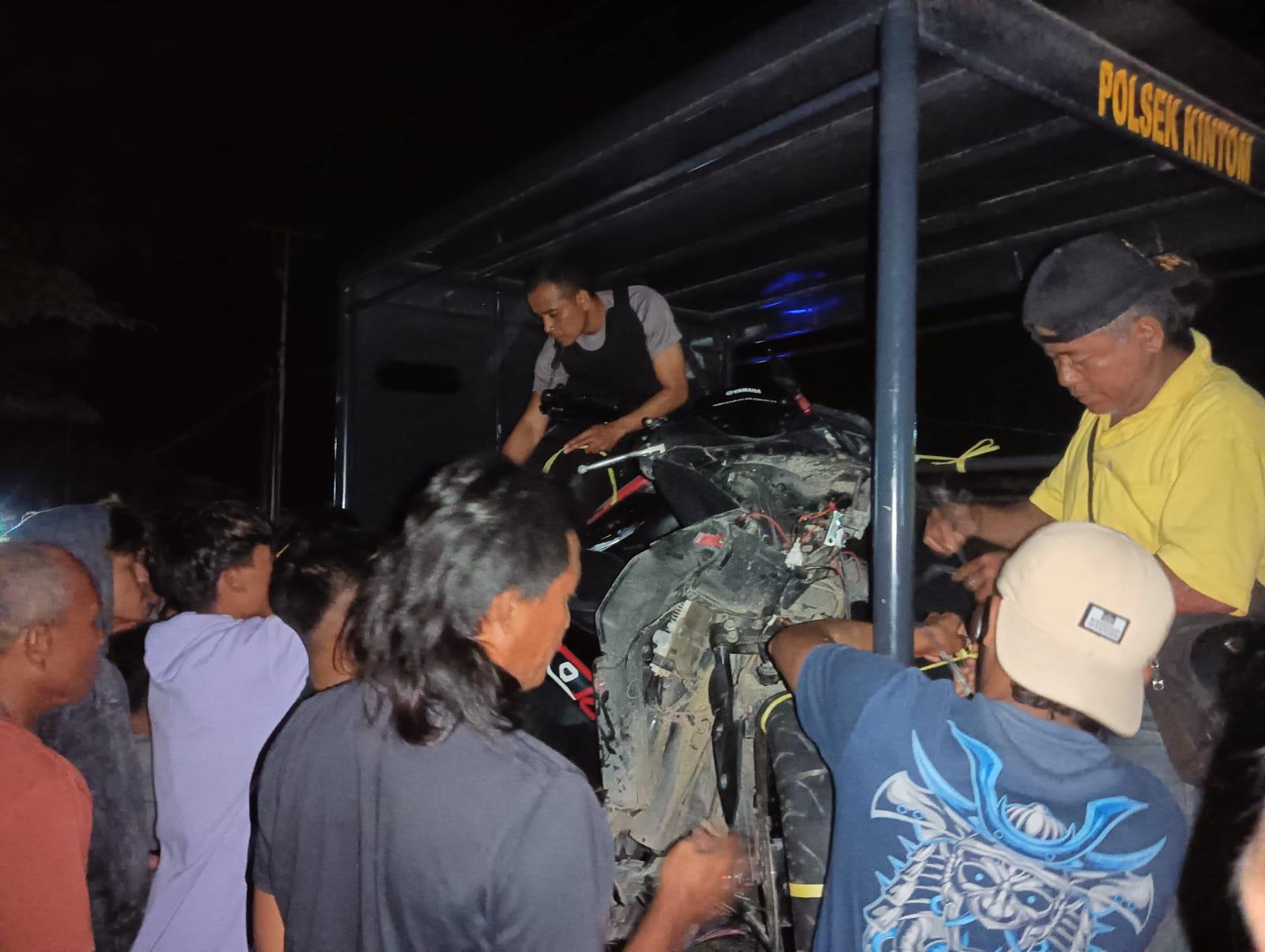 Petugas Polsek Kintom dibantu warga setempat saat mengevakuasi kendaraan bermotor usai terjadinya laka lantas, Selasa (5/9/2023) malam. FOTO: DOK POLSEK KINTOM