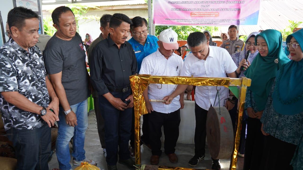 FOTO: Wali Kota Palu, Hadianto Rasyid, memukul gong saat me-launching Dashat di Kampung KB Kecamatan Ulujadi, Sabtu (9/9/2023). FOTO: IST