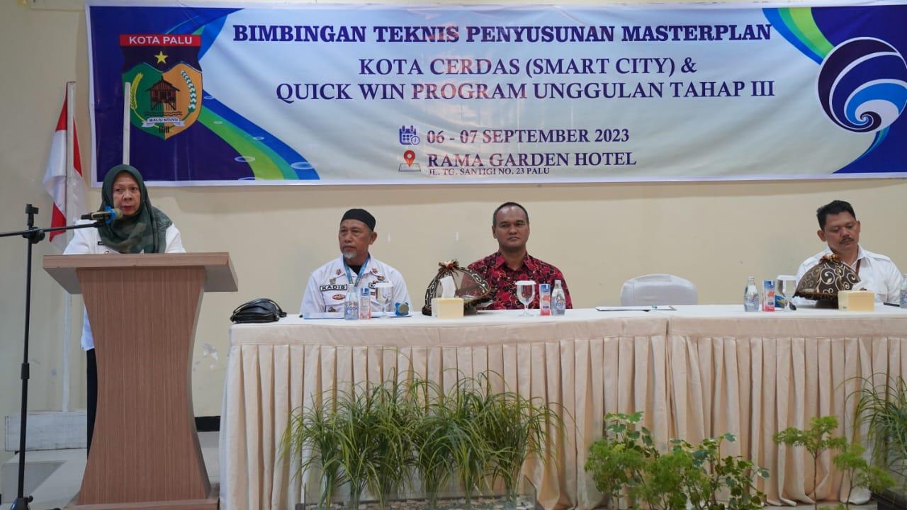 FOTO: Wawali Palu, dr Reny A Lamadjido, menyampaikan arahan pada kegiatan Bimtek Penyusunan Masterplan Kota Cerdas (Smart City) Tahap III di salah satu hotel di Kota Palu, Rabu (6/9/2023). FOTO: IST