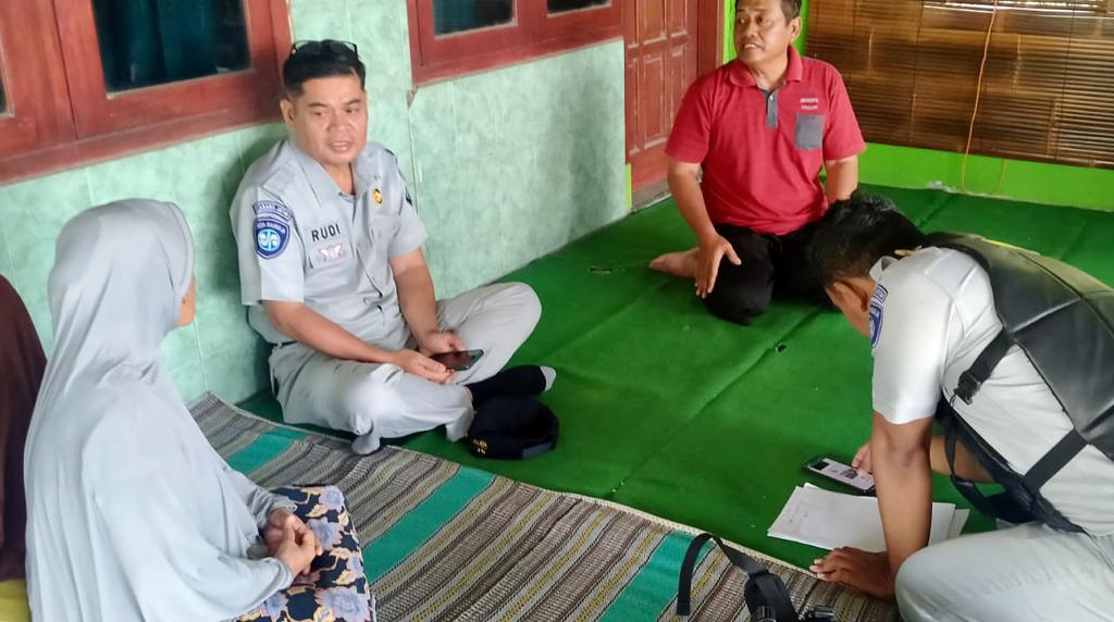 Petugas Jasaraharja saat melakukan pendataan ahli waris korban tabrakan maut antara bus Sugeng Rahayu dan bus Eka Cepat di Jalan Raya Ngawi-Maospati KM 9-10, Desa Tambakromo, Kecamatan Geneng, Kabupaten Ngawi, pada Kamis, 31 Agustus 2023. Foto: Humas