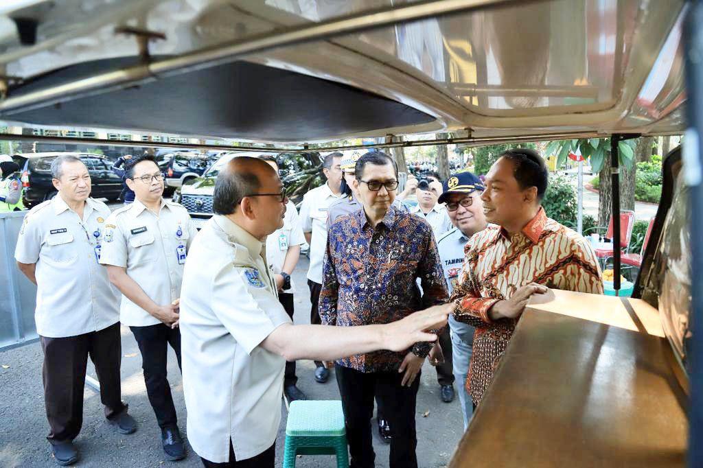 Direktur Utama Jasa Raharja, Rivan A. Purwantono saat memantau jalannya Operasi Zebra Gabungan, di Taman Bungkul, Surabaya, Selasa (5/9/2023). Foto: Humas