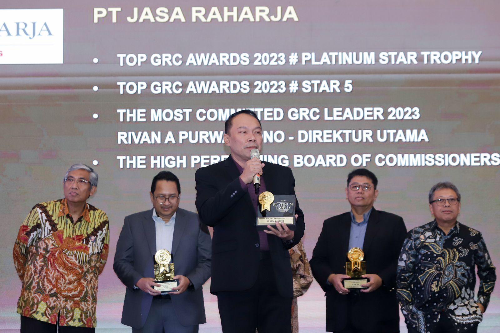 Direktur Utama Jasa Raharja Rivan A. Purwantono saat menerima empat penghargaan dalam ajang TOP GRC Awards 2023 yang digelar majalah TOP Business, di Hotel Raffles Jakarta, pada Rabu (6/9/2023). Foto: Humas