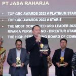Direktur Utama Jasa Raharja Rivan A. Purwantono saat menerima empat penghargaan dalam ajang TOP GRC Awards 2023 yang digelar majalah TOP Business, di Hotel Raffles Jakarta, pada Rabu (6/9/2023). Foto: Humas