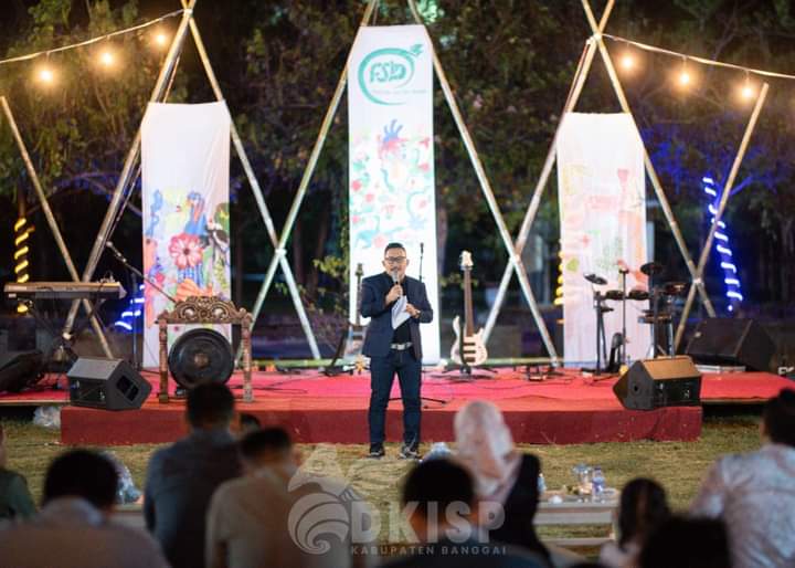 Bupati Banggai, H. Amirudin Tamoreka saat hadir membuka Festival Sastra Banggai (FSB) Narasi ke-7, di Ruang Terbuka Hijau (RTH) Teluk Lalong, Kecamatan Luwuk, Kabupaten Banggai, Rabu (6/9/2023) malam. FOTO: ISTIMEWA