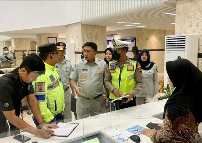 Para petugas Jasa Raharja didampingi pihak Kepolisian mendatangi rumah sakit tempat para korban dirawat. Foto: Humas