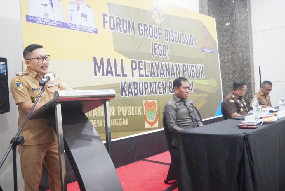 Bupati Banggai, H. Amirudin Tamoreka saat sambutan dalam Focus Group Discussion (FGD) Mall Pelayanan Publik (MPP) Kabupaten Banggai tahun 2023, di salah satu hotel di Kota Luwuk, Senin (25/9/2023). FOTO: ISTIMEWA