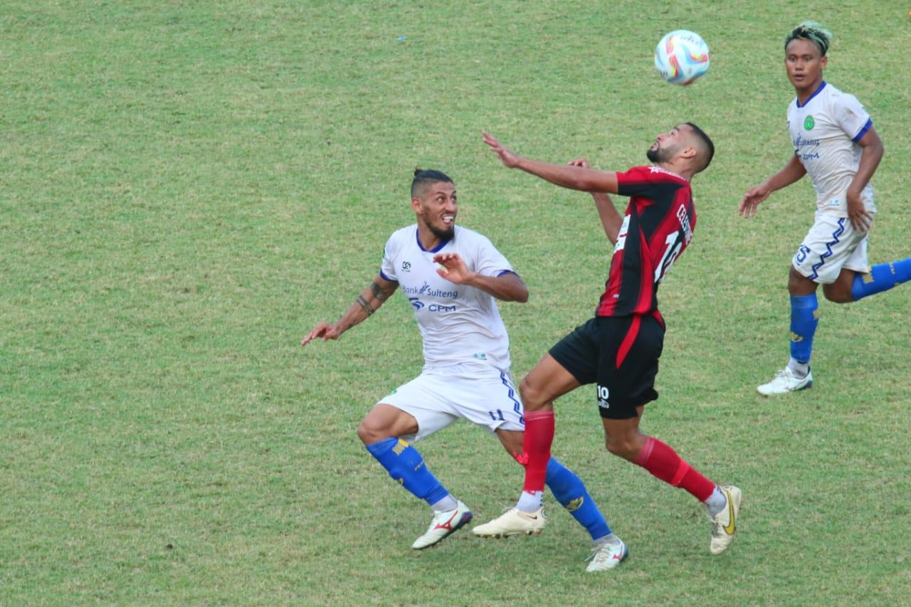 Striker Persipura Jayapura, Enzo Callestine berebut bola dengan bek Persipal Jahanbakhsh Taher di Stadion Mandala Jayapura, Kamis (28/9/2023). Foto: Dok. Persipal BU