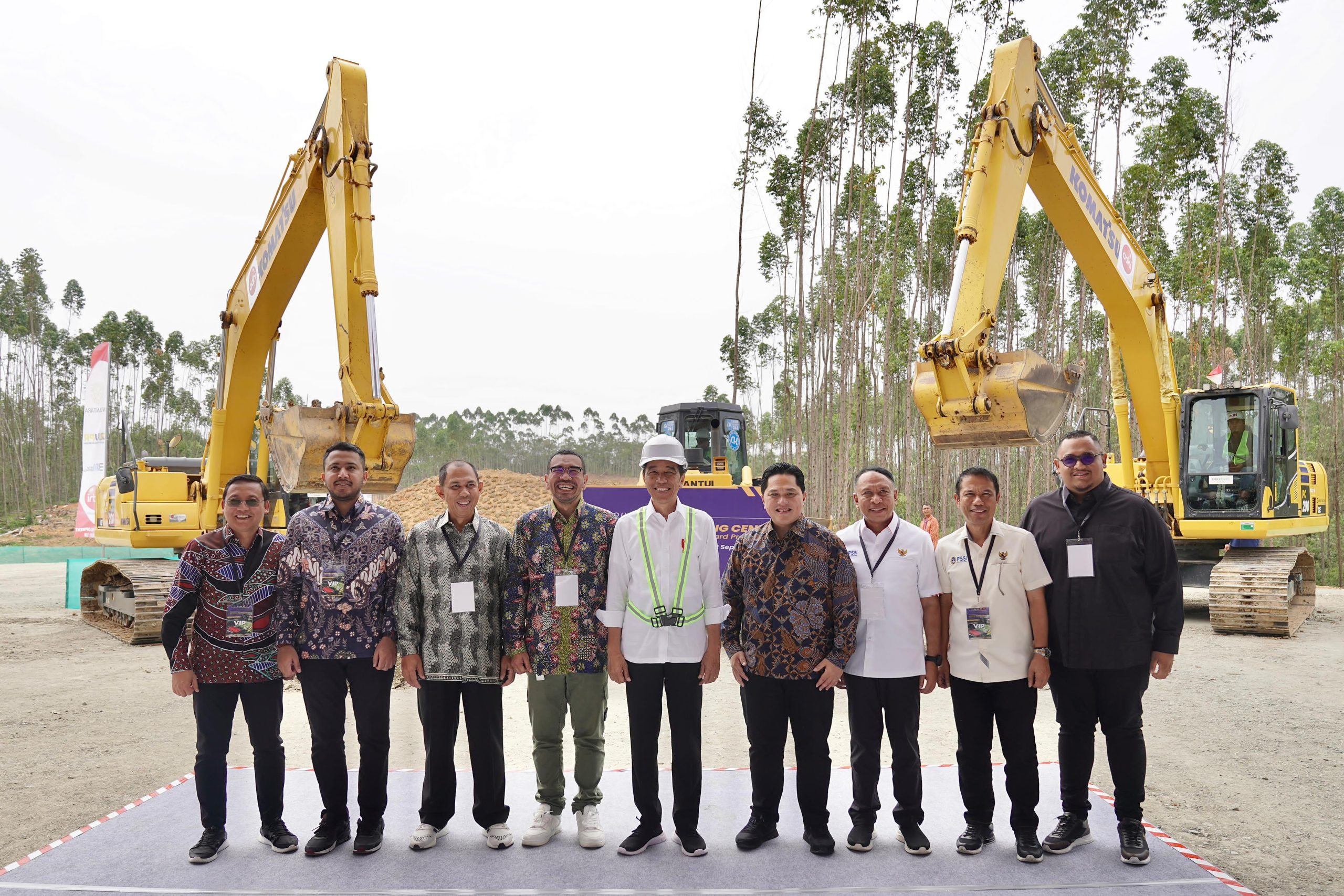 Presiden Jokowi foto bersama usai meresmikan groundbreaking national training center (TC) di Ibu Kota Nusantara (IKN), Jumat (22/9/2023). FOTO: IST