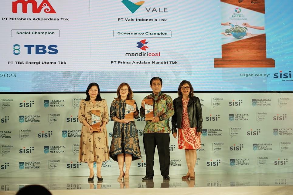 CEO PT Vale Indonesia Tbk Febriany Eddy (paling kiri) menerima penghargaan Katadata Corporate Sustainability Awards (KCSA) 2023 kategori Environment. Seremoni pemberian penghargaan dilaksanakan pada puncak perhelatan Sustainability Action for The Future Economy (SAFE) 2023 di Jakarta, Selasa (26/9/2023). FOTO: DOK. PT VALE