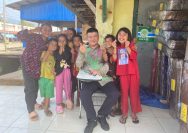 Anak-anak nampak ceria usai mendapat bantuan dari PT GNI di Kota Kolonodale, Kecamatan Petasia Kabupaten Morowali Utara, Minggu (22/10/2023). FOTO: IST