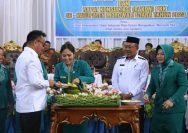 Suasana pemotongan tumpeng peringatan Hari Kesatuan Gerak (HKG) PKK ke-51 Tahun di Ruang Pola Kantor Bupati Morut, Rabu (25/10/2023). FOTO: IST