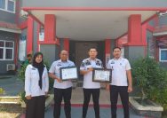 Kepala LPKA Palu, Revanda Bangu, S.Psi.,M.H (kedua dari kanan) bersama Kepala Subbagian Umum, Antonius Andry, S.H (kedua dari kiri) didampingi petugas LPKA Kelas II Palu, saat memperlihatkan Sertifikat Laik Operasi (SLO), Rabu (11/10/2023) di halaman depan kantor LPKA Palu. FOTO: HUMAS LPKA KELAS II PALU