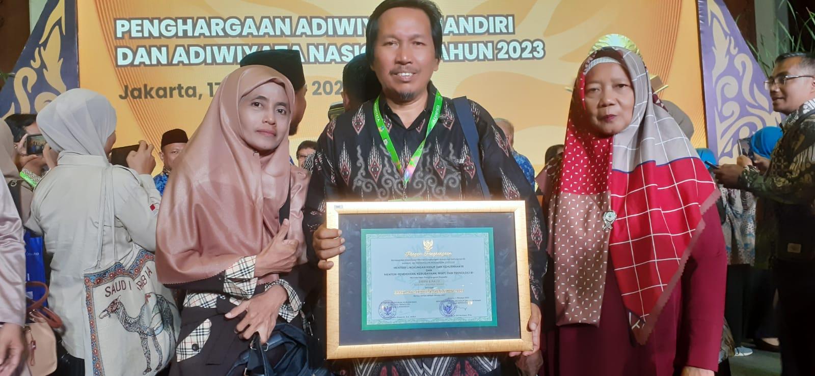 Kepala SMPN 6 Palu Arief saat memperlihatkan penghargaan Adiwiyata Nasional yang diterima dari Kementerian Lingkungan Hidup dan Kehutanan (KLHK) pada Selasa (17/10/2023). Foto: IST