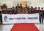 FOTO: Tim sepak bola Sulteng berpose bersama Wali Kota Palu, Hadianto Rasyid, di rumah jabatannya, Jalan Balai Kota, Kota Palu, Selasa (24/10/2023). FOTO: IST