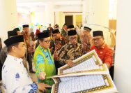 FOTO: Kakanwil Kemenag Sulteng, Ulyas Taha, bersama Rektor UIN Datokarama Palu, Prof Lukman S Thahir, mengunjungi stan ponpes di area pelaksanaan Expo Kemandirian Pondok Pesantren, Sabtu (21/10/2023). FOTO: IST
