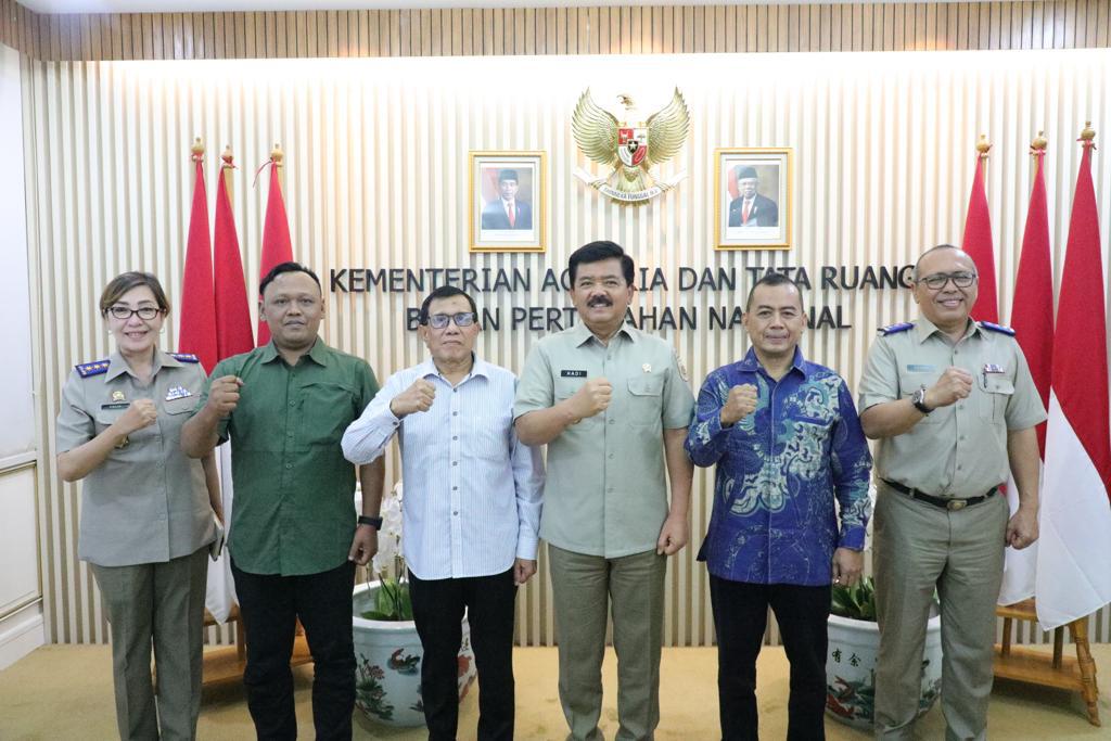 Menteri ATR/BPN, Hadi Tjahjanto menerima audiensi Ketua PWI Pusat Hendry Ch. Bangun, Sekretaris Jenderal Sayid Iskandarsyah, dan Sekretaris Bidang Aset Syaiful Amri, Senin (23/10/2023). FOTO: IST