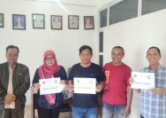 Penyerahan hadiah kepada Wartawan yang terpilih sebagai penulis terbaik workshop Wartawan sawit di kantor PWI Sulteng, Senin (30/10/2023). FOTO : AMILUDDIN