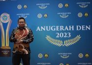 Manager Energy & Logistic PT Vale, Dahlan, berpose dengan penghargaan dari Dewan Energi Nasional 2023 pada seremoni Anugerah DEN 2023 di Hotel Bidakara, Jakarta, Jumat (20/10/2023). FOTO: DOK. PT VALE