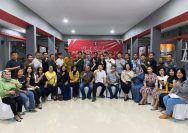 Kepala LPKA Palu, Revanda Bangun berpose bersama dengan Pejabat Struktural, Dharma Wanita Persatuan LPKA Palu, karyawan dan karyawati LPKA Palu, serta seluruh anak binaan, dalam acara pisah sambut pejabat eselon IV, Sabtu, (22/10/2023) malam di aula terbuka hunian anak binaan LPKA Palu. FOTO: HUMAS LPKA PALU