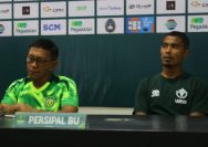 Head Coach Bambang Nurdiansyah bersama Pemain Persipal BU, M. Sahid dalam sesi pre match press conference, Rabu (18/10/2023). Foto: Zein