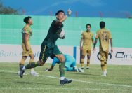 Striker Persipal BU, Irvan Mofu melakukan selebrasi usai mencetak gol ke gawang Persiba Balikpapan di Stadion Gawalise Palu, Kamis (19/10/2023). Foto: Issrin