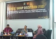 Sekretaris PWI Sulteng, Temu Sutrisno, S.H,M.H (tengah) saat memaparkan materinya dalam FGD yang berlangsung di salah satu hotel di kota Palu, Kamis (19/10/2023). FOTO: DAYAT