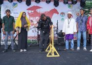 FOTO: Asisten Bidang Administrasi Umum Setda Kota Palu, Imran Lataha, resmi membuka iven Ngata Topodoka Fest 2023 ditandai dengan pemukulan gong di Lapangan H Akkas Lantagi, Jalan Pue Bongo II, Kelurahan Palupi, Kota Palu, Kamis (26/10/2023). FOTO: IST