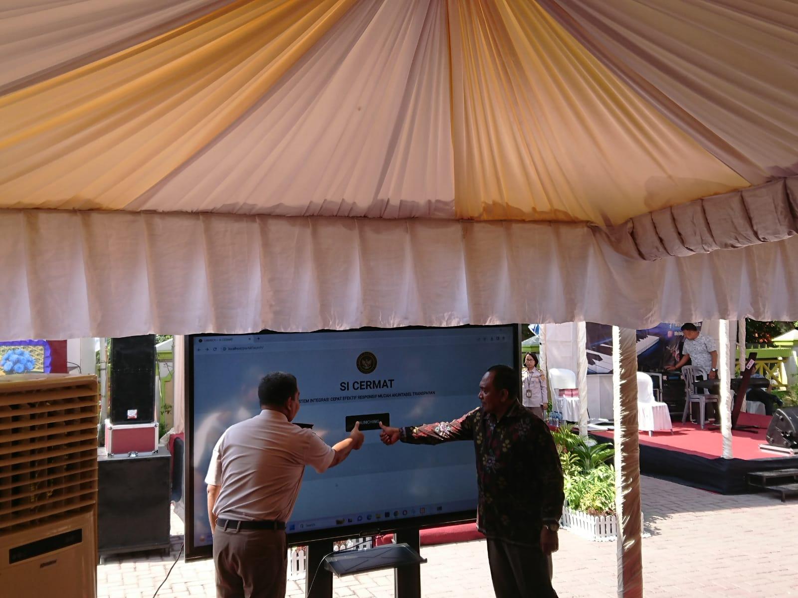 Kepala Balai Karantina Pertanian Kelas II Palu drh. Indra Dewa, M.Si (kiri) dan Gubernur Sulawesi Tengah diwakili oleh Kepala Dinas Tanaman Pangan dan Hortikultura Provinsi Sulawesi Tengah, Nelson Metubun, SP (kanan), saat meluncurkan aplikasi layanan yang di sebut Si-Cermat, di kantor Balai Karantina Pertanian Kelas II Palu, Jalan Garuda Palu, Kamis (12/10/2023). Foto: Amiluddin
