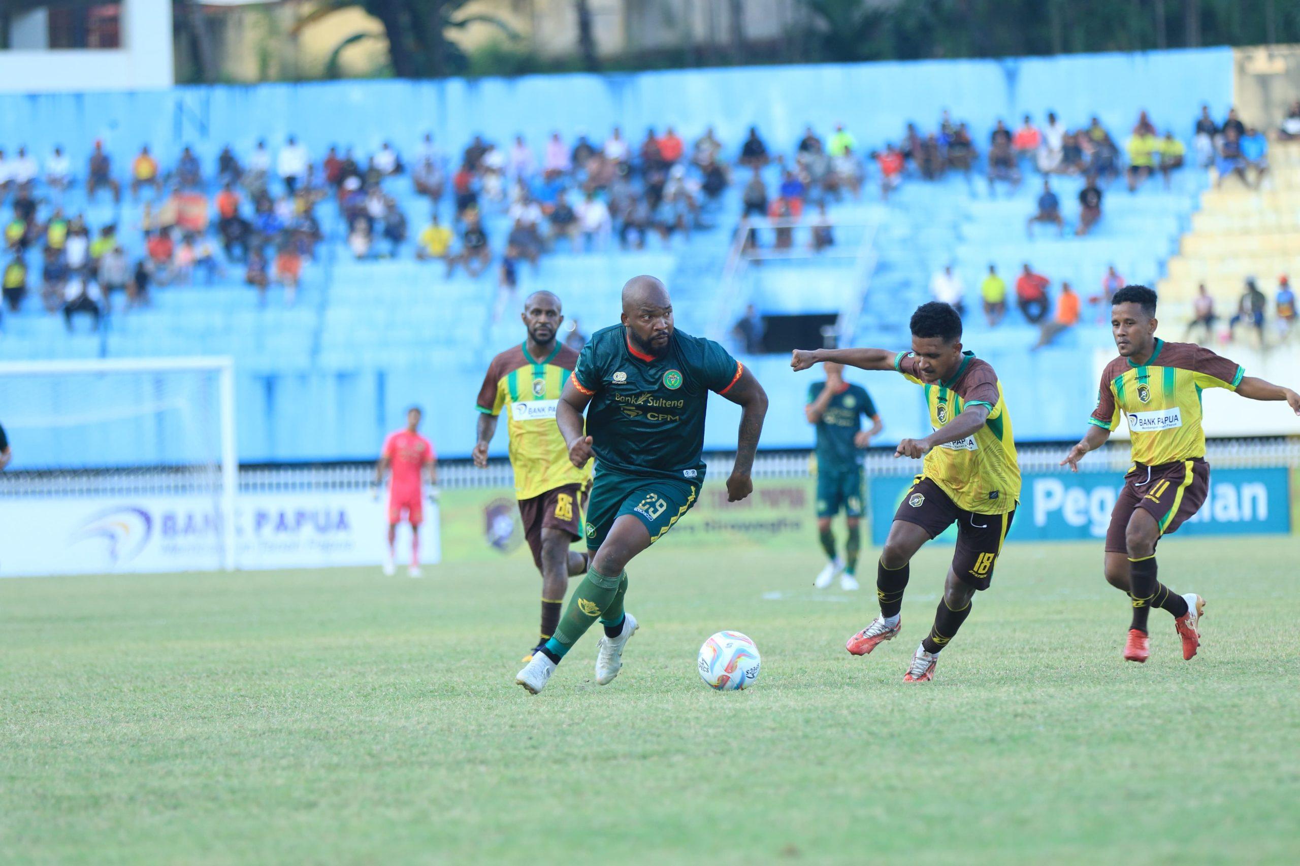 Striker Persipal BU Thales Lima dikawal ketat pemain Persewar Waropen di Stadion Mandala Jayapura, Rabu (4/10/2023). Foto: Dok. Persipal