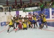 Tim Pra PON Futsal Sulteng melakukan selebrasi usai menang telak 14-1 saat hadapi Sulut di Gelora Bumi Kaktus (GBK) Palu, Kamis (26/10/2023). Foto: Irwan