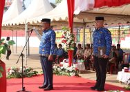 Wakil Bupati Morowali Utara, H. Djira K. S.Pd, M.Pd bertindak selaku inspektur upacara (Irup) pada peringatan Hari Sumpah Pemuda (HSP) ke-95 di Pelataran Kantor Bupati, Senin (30/10/2023). FOTO: IST