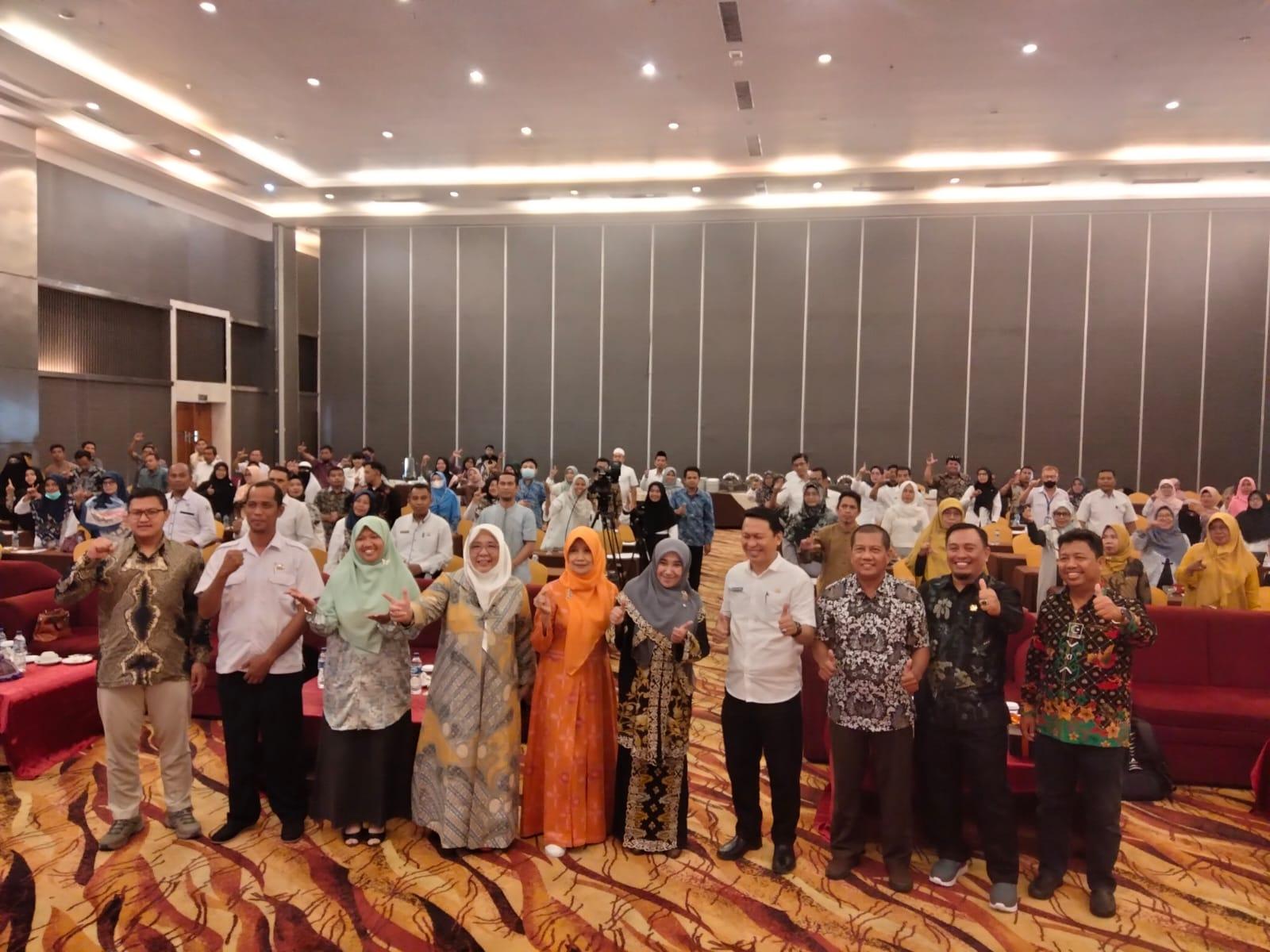 Anggota Komisi X DPR RI, Hj. Sakinah Aljufri, S.Ag foto bersama dengan peserta Workshop Pendidikan Arah Kebijakan Dana Bantuan Operasional Satuan Pendidikan Tahun Anggaran 2023 di salah satu hotel Kota Palu, Rabu (11/10/2023). Foto: Anton