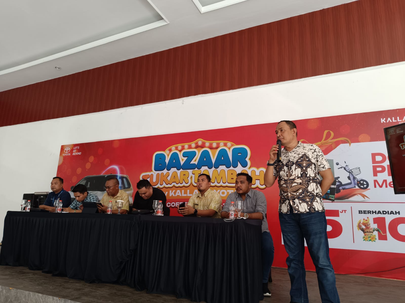FOTO: Suasana konferensi pers Bazar Tukar Tambah Mobil Kalla Toyota Sulawesi Tengah, di Tanaris Coffe, Kota Palu, Jumat (17/11/2023). FOTO: RAHMAT KURNIAWAN
