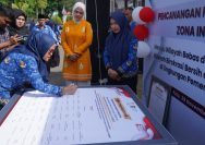 FOTO: Sekkot Palu, Irmayanti Pettalolo, menandatangani komitmen bersama pencanangan ZI menuju WBK dan WBBM usai upacara HUT ke-52 Korpri di halaman Kantor Wali Kota Palu, Rabu (29/11/2023). FOTO: IST