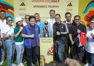 Erick Thohir saat menyambangi Surabaya dalam acara Trophy Experience PD U-17, Minggu (29/10/2023). FOTO: IST