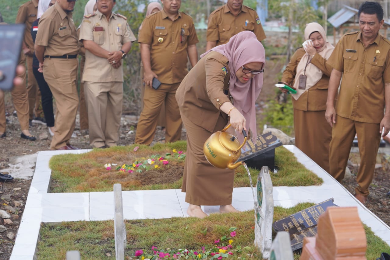 FOTO: Sekkot Palu, Irmayanti Pettalolo, bersama sejumlah pejabat di Pemkot Palu ziarah kubur ke makam mantan Wali Kota Palu dan mantan Sekretaris Kota (Sekkot) Palu, Senin (27/11/2023). FOTO: IST